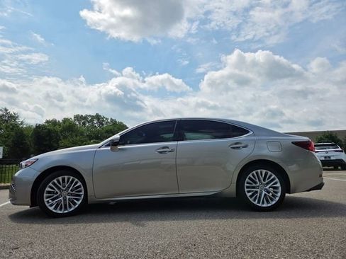 Used 2017 Lexus ES 350 w/ Ultra Luxury Package FWD image 24