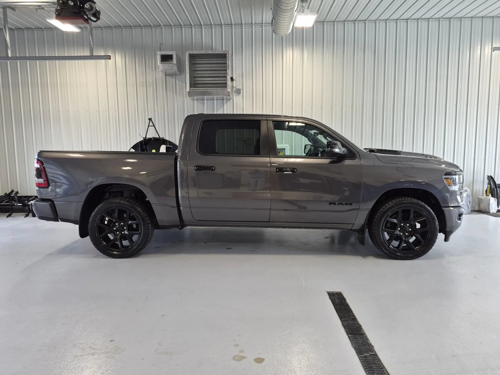 Used 2024 RAM 1500 Laramie AWD/4WD image 2