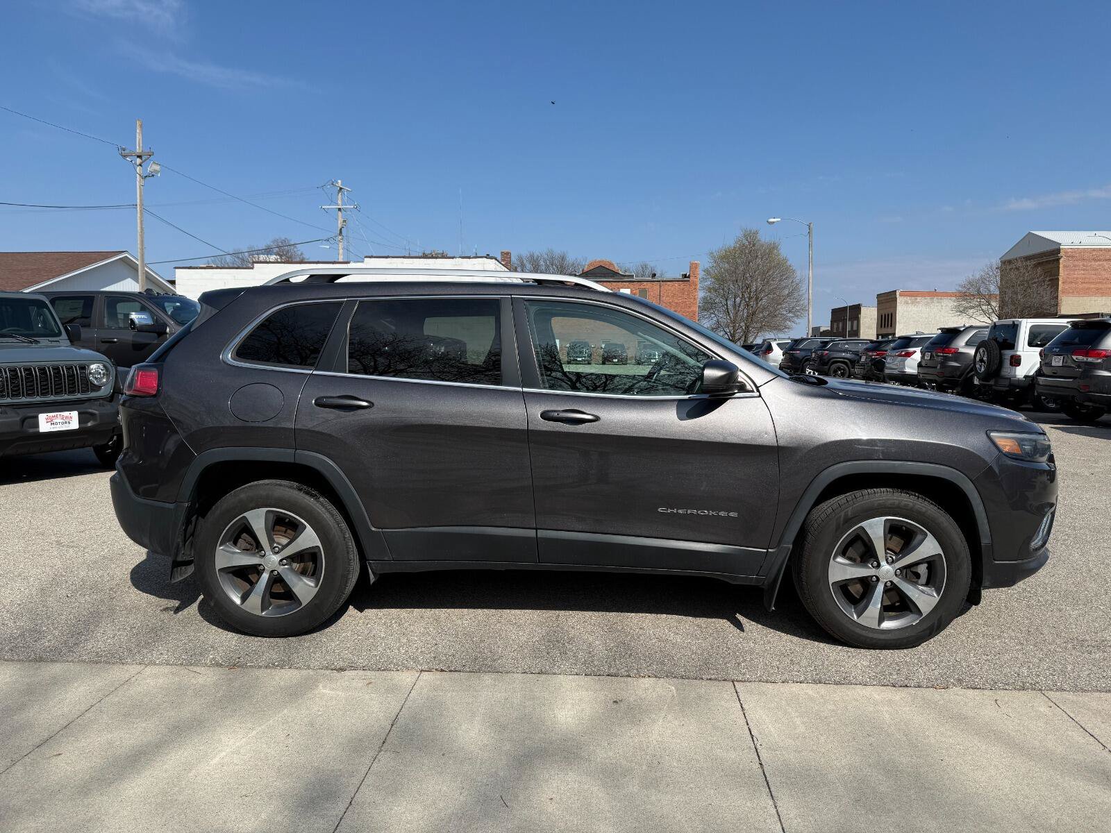 Used 2019 Jeep Cherokee Limited AWD/4WD image 4