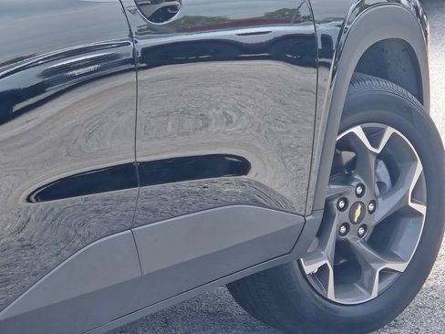 Used 2025 Chevrolet Trax LT FWD image 16