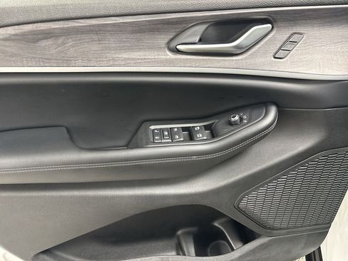 Used 2023 Jeep Grand Cherokee L Limited w/ Luxury Tech Group II image 11