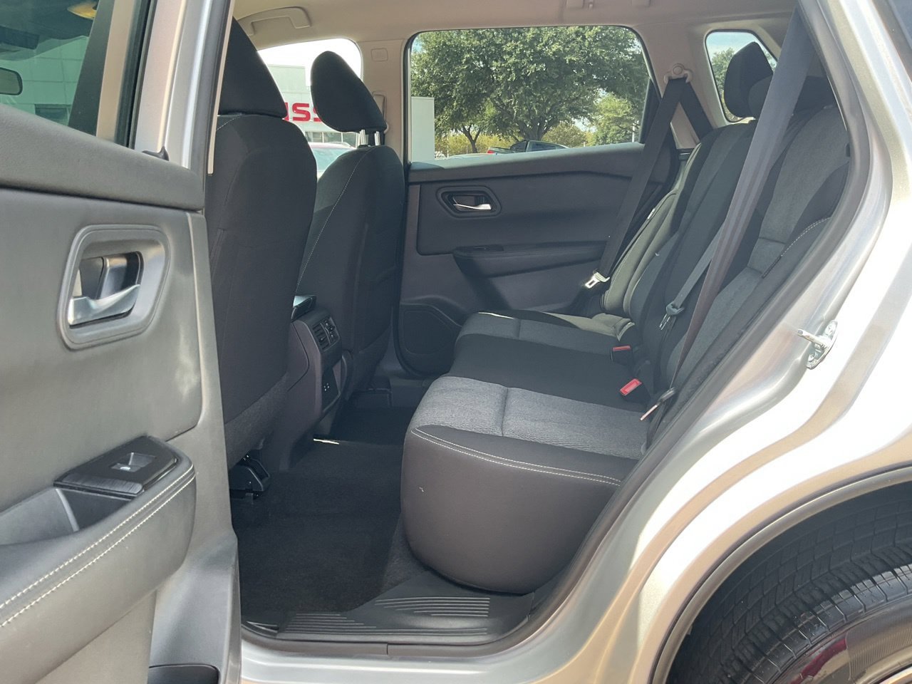 Used 2025 Nissan Rogue SV FWD image 11