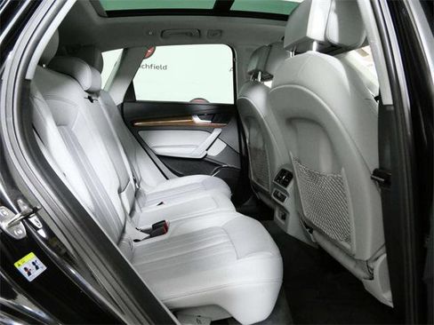 Used 2022 Audi Q5 2.0T Premium image 13