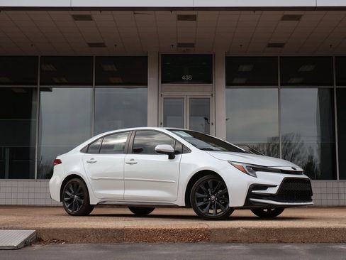 Used 2025 Toyota Corolla XSE image 1