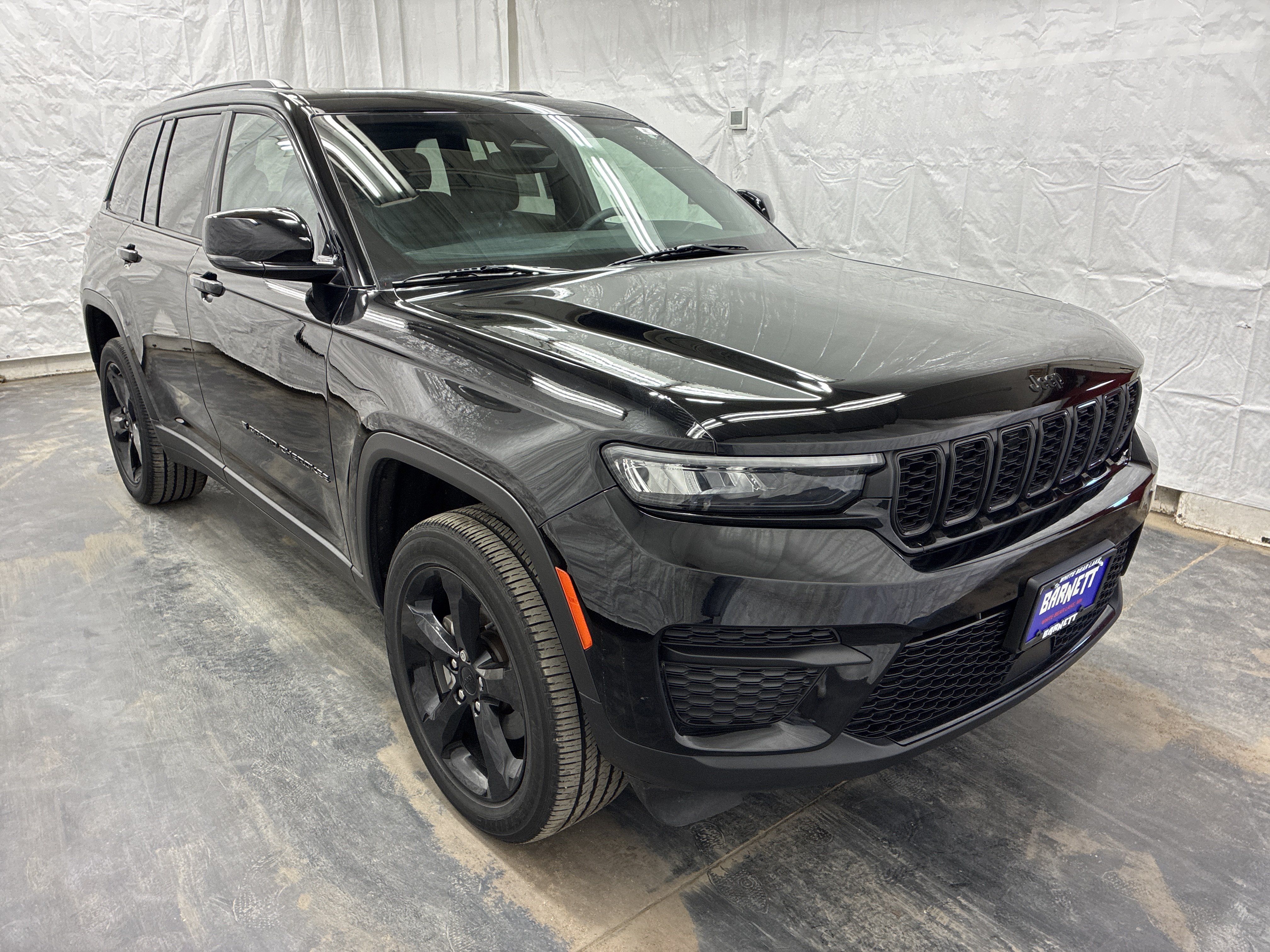 Used 2023 Jeep Grand Cherokee Altitude AWD/4WD image 4