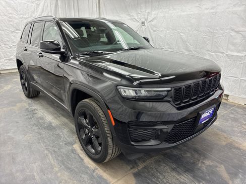 Certified 2023 Jeep Grand Cherokee Altitude AWD/4WD image 4