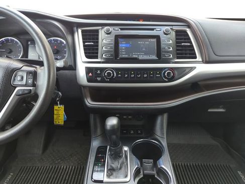 Used 2019 Toyota Highlander LE AWD/4WD image 19