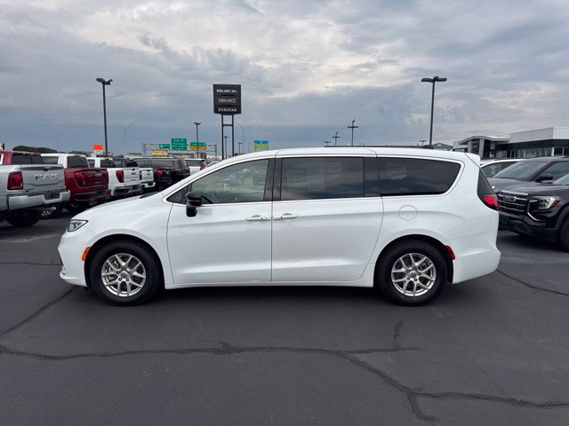 Used 2025 Chrysler Pacifica Select FWD image 8