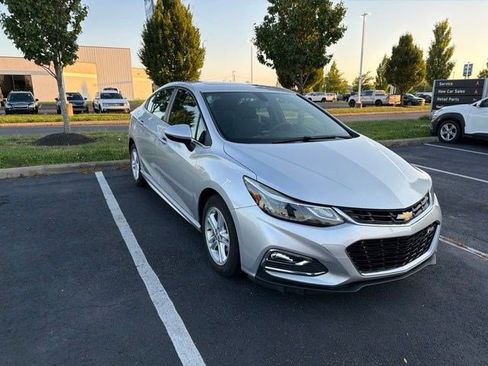 Used 2018 Chevrolet Cruze LT w/ Sun And Sound Package FWD image 9