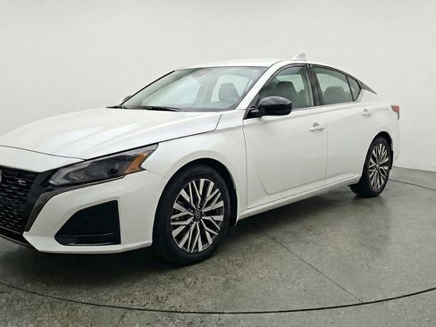 Used 2025 Nissan Altima 2.5 SV image 3