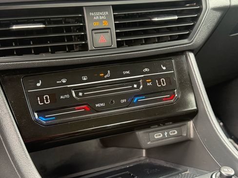 Used 2025 Volkswagen Jetta SE FWD image 23