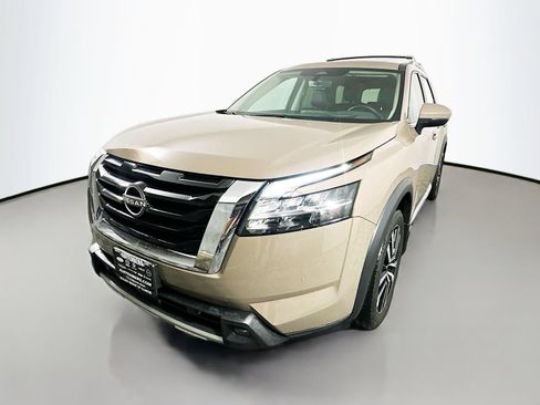 Used 2023 Nissan Pathfinder Platinum w/ Cargo Package AWD/4WD image 3