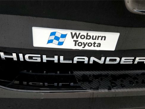 Used 2021 Toyota Highlander XLE AWD/4WD image 9