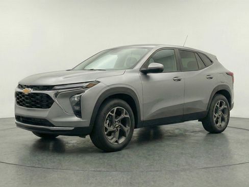 Used 2025 Chevrolet Trax LT w/ LT Convenience Package image 3