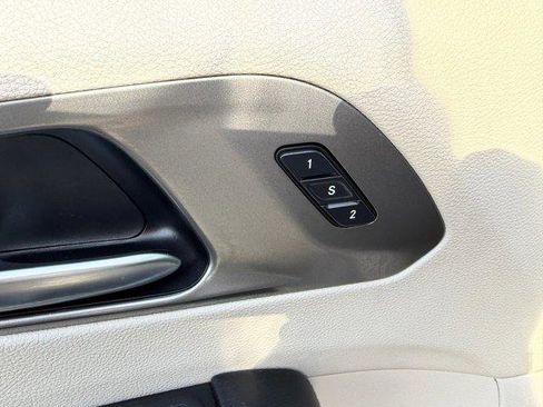 Used 2022 Chrysler Pacifica Touring-L image 24