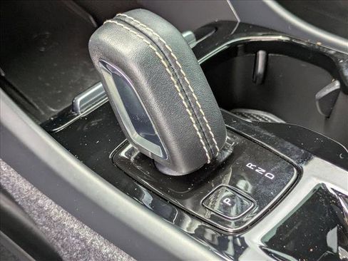 Used 2022 Volvo XC40 T5 R-Design w/ Protection Package Premier image 11