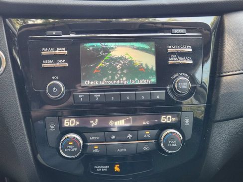 Used 2017 Nissan Rogue SV FWD image 17
