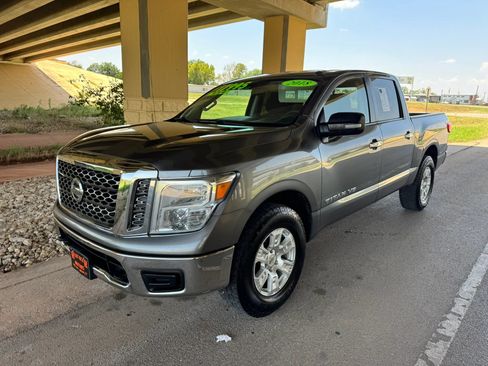 Used 2018 Nissan Titan SV AWD/4WD image 7
