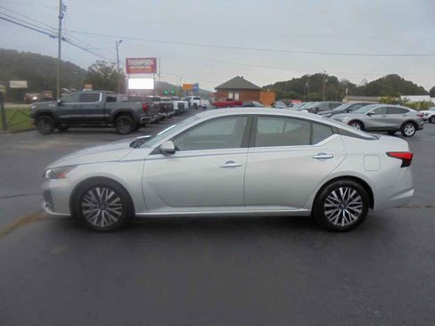 Used 2023 Nissan Altima 2.5 SV image 1