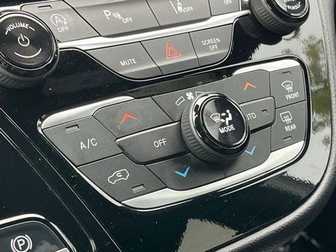 Used 2025 Chrysler Pacifica Select FWD image 16