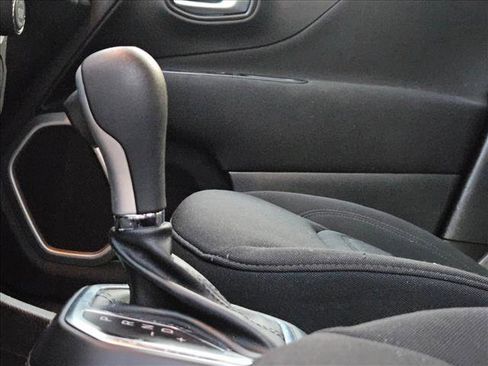 Used 2021 Jeep Renegade Latitude image 9