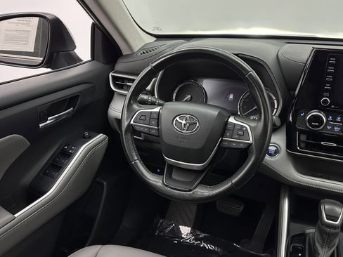 Used 2022 Toyota Highlander XLE AWD/4WD image 27