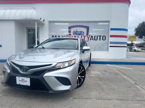 Used 2018 Toyota Camry SE image 3