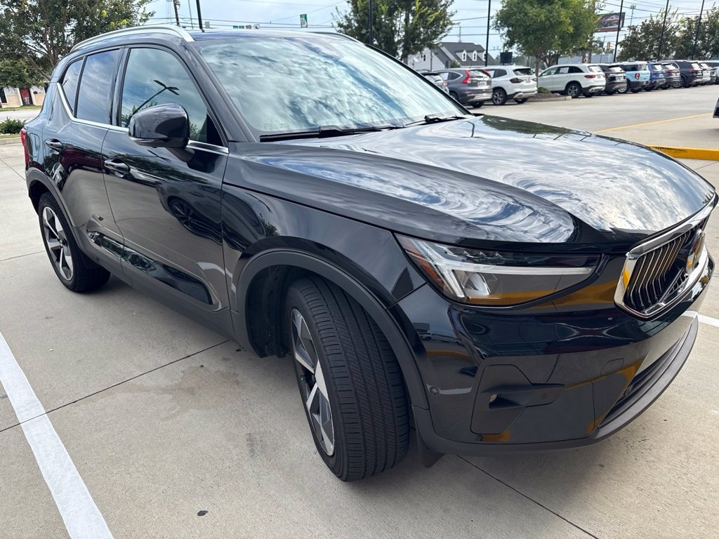 Used 2023 Volvo XC40 B5 Plus w/ Driver Assist Package AWD/4WD image 3