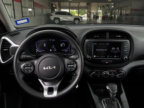 Used 2025 Kia Soul LX w/ LX Technology Package FWD image 12