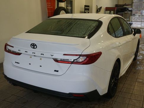 Used 2025 Toyota Camry SE w/ Convenience Package image 15