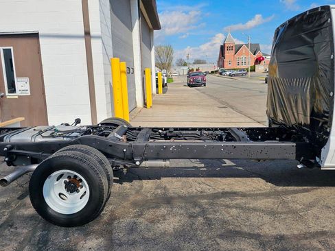 Used 2027 Ford E-450 and Econoline 450 Super Duty w/ Power Equipment Group RWD image 4