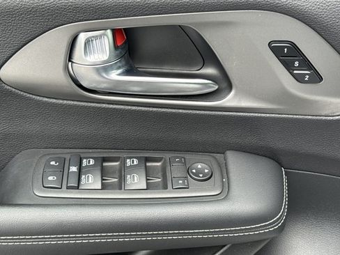 Used 2025 Chrysler Pacifica Select FWD image 16