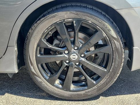 Certified 2018 Nissan Altima 2.5 SR w/ SR Midnight Edition FWD image 12
