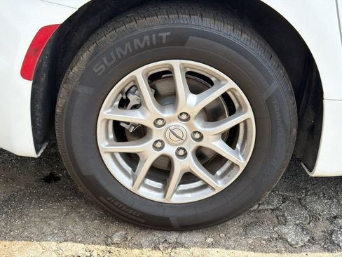 Used 2023 Chrysler Pacifica Touring-L FWD image 17