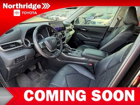 Used 2024 Toyota Highlander XLE image 5