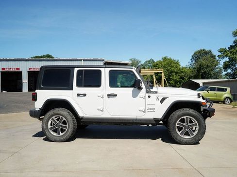 Used 2018 Jeep Wrangler Unlimited Sahara AWD/4WD image 3