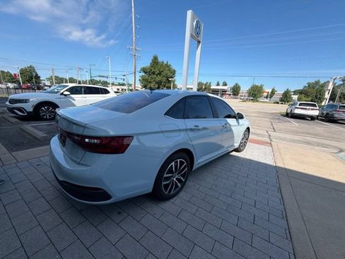 Used 2025 Volkswagen Jetta SE FWD image 19