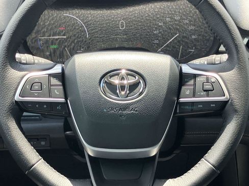 Used 2025 Toyota Sienna XLE w/ XLE Plus Package FWD image 19