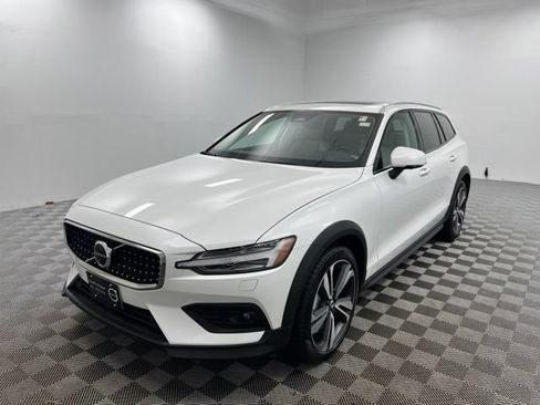 Used 2025 Volvo V60 B5 Cross Country Plus w/ Protection Package Premier AWD/4WD image 2