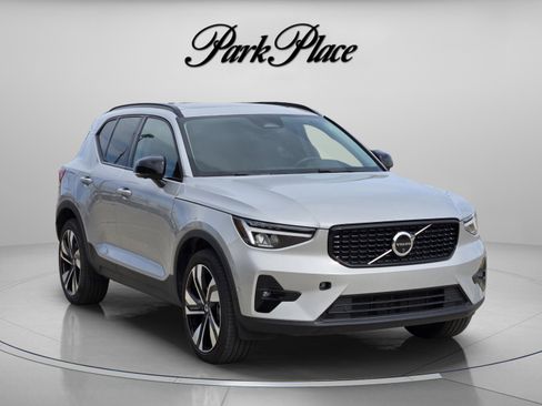 Used 2025 Volvo XC40 B5 Plus AWD/4WD image 8