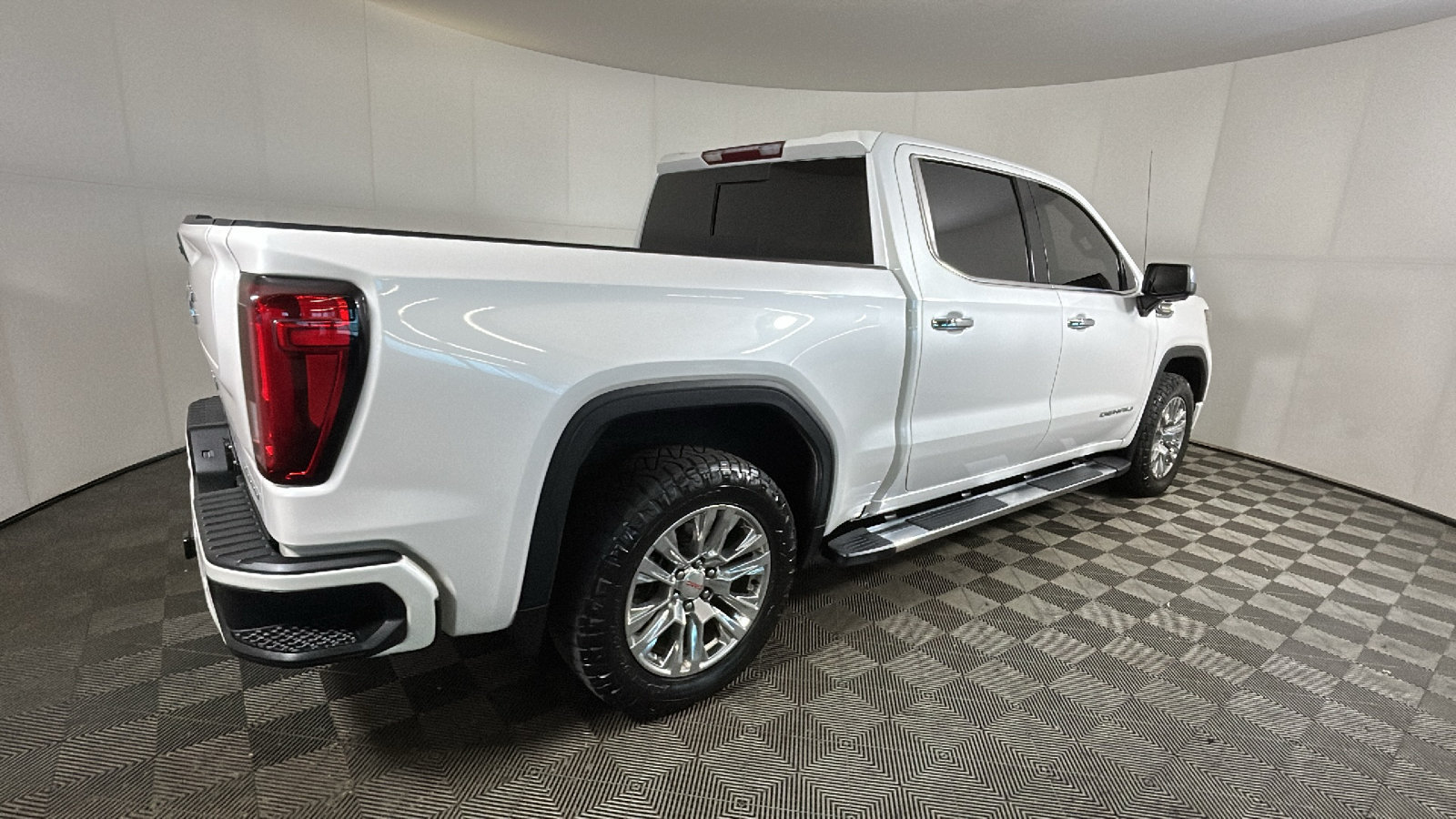 Used 2021 GMC Sierra 1500 Denali w/ Driver Alert Package II AWD/4WD image 3