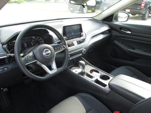 Used 2025 Nissan Altima 2.5 SV FWD image 8