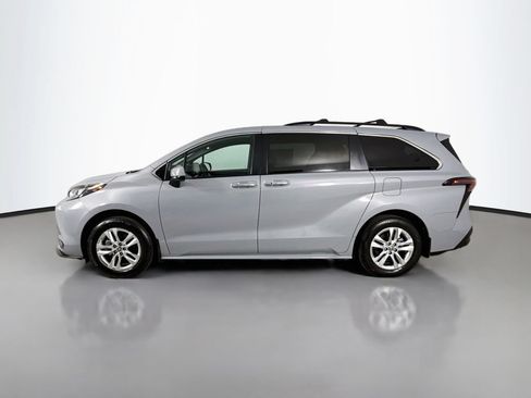 Certified 2023 Toyota Sienna XLE Woodland Edition AWD/4WD image 4