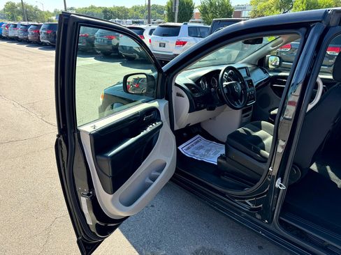 Used 2019 Dodge Grand Caravan SE image 14