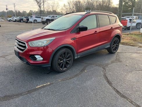 Used 2017 Ford Escape SE w/ SE Sport Appearance Package image 4