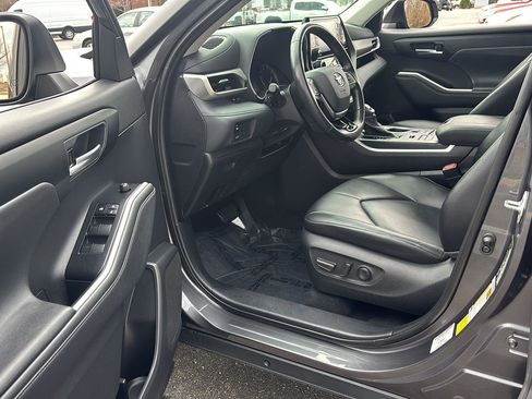 Used 2021 Toyota Highlander XLE image 2