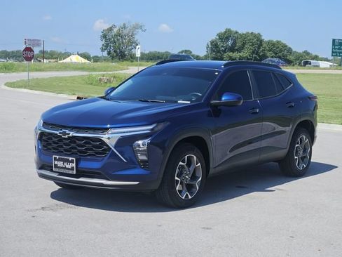 Used 2024 Chevrolet Trax LT w/ Driver Confidence Package FWD image 3