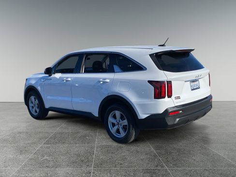 Used 2023 Kia Sorento LX image 3