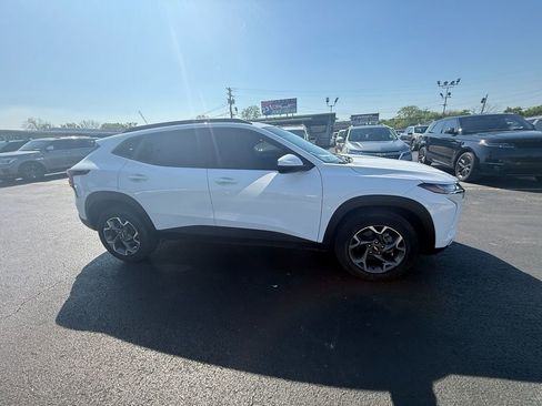 Used 2025 Chevrolet Trax LT w/ Sunroof Package image 2