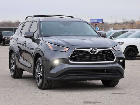 Used 2025 Toyota Highlander XLE image 4